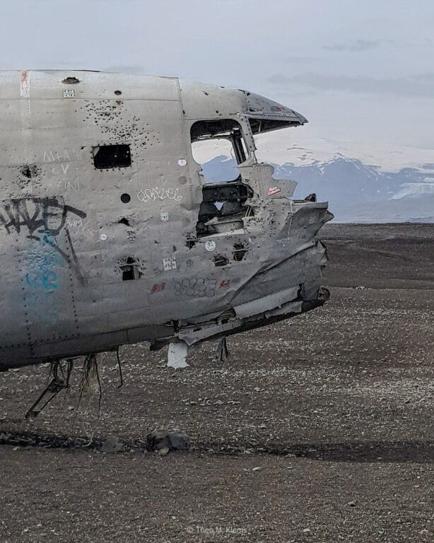 DC-3 Flugzeugwrack am schwarzen Strand in Südisland