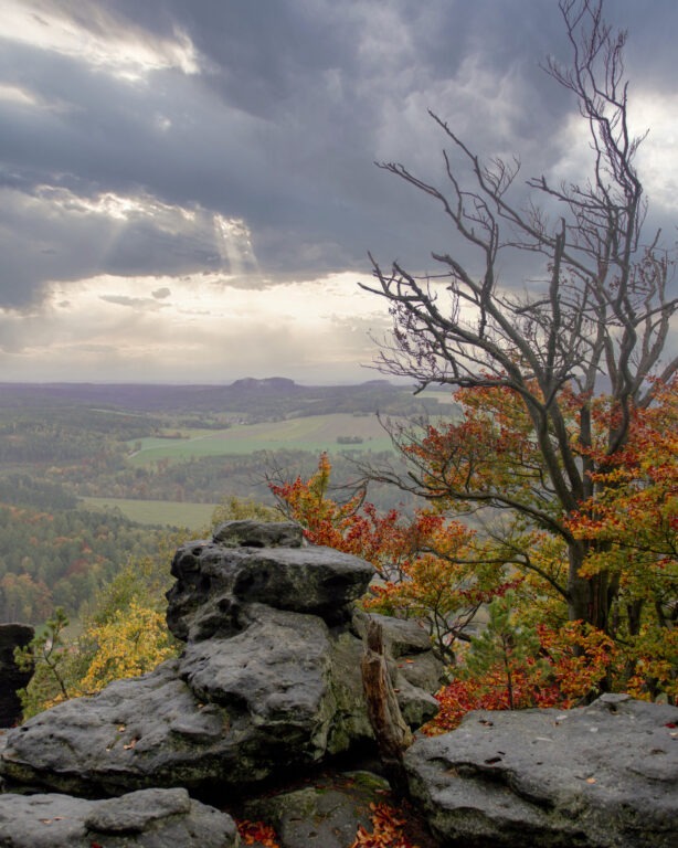 Großer Zschirnstein bei bewölktem Himmel mit Blick Richtung Böhmische Schweiz