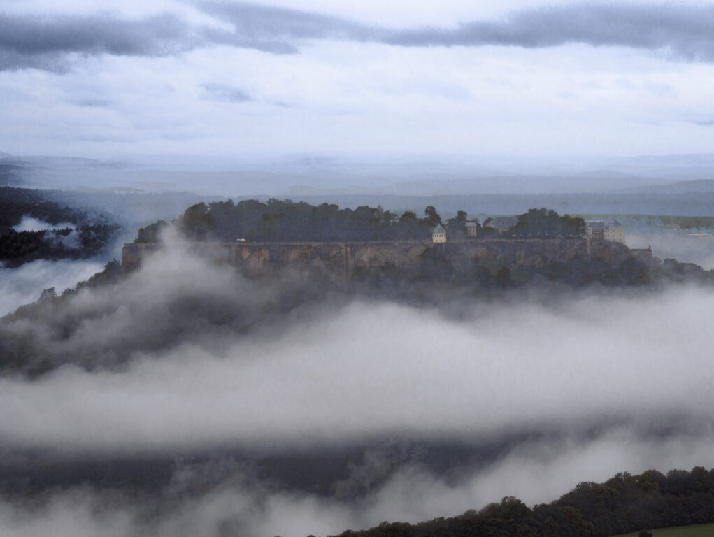 aufziehender Nebel im Gebirge – Landschaft wird wieder klar sichtbar