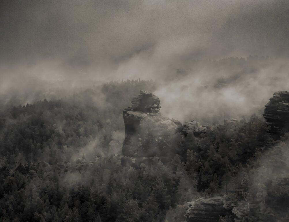 Wanderweg im Nebel – reduzierte Sicht und Orientierung im Gelände