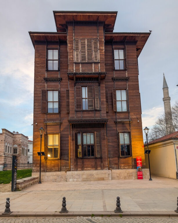 Historisches osmanisches Holzhaus mit symmetrischer Fassade in Istanbul
