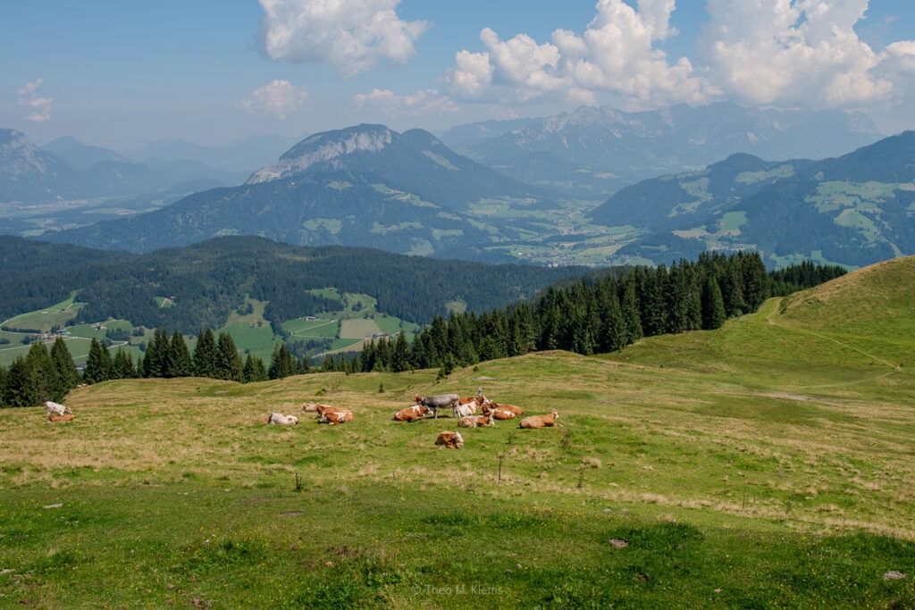Weite Berglandschaft in Tirol mit sanften Höhenzügen