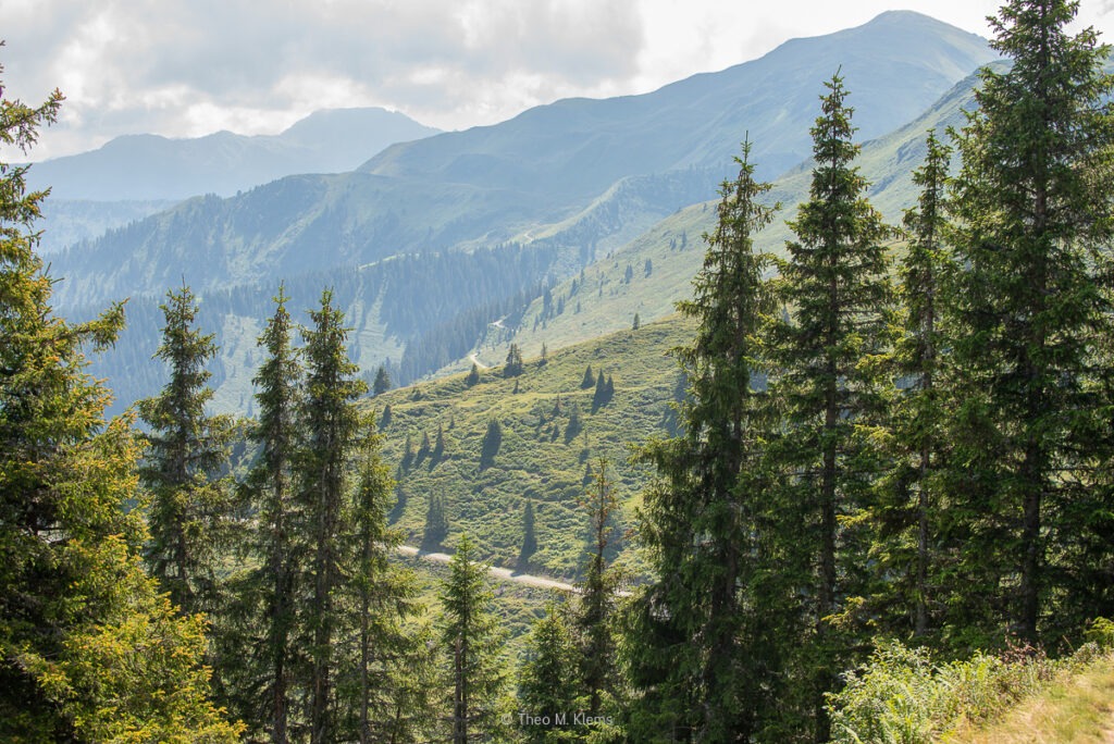 Weite Berglandschaft in Tirol mit sanften Höhenzügen