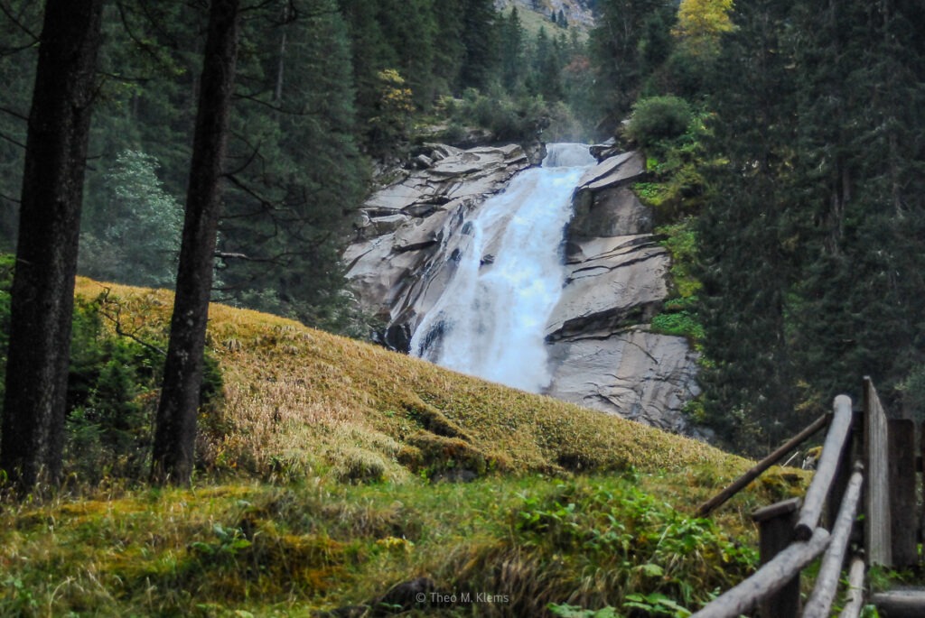 Krimmler Wasserfälle erster Blick auf den Wasserfall zwischen Wald und Fels