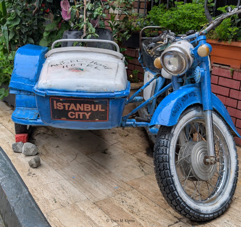 Altes Motorrad mit Beiwagen und Schriftzug „Istanbul City“ in einer Seitenstraße
