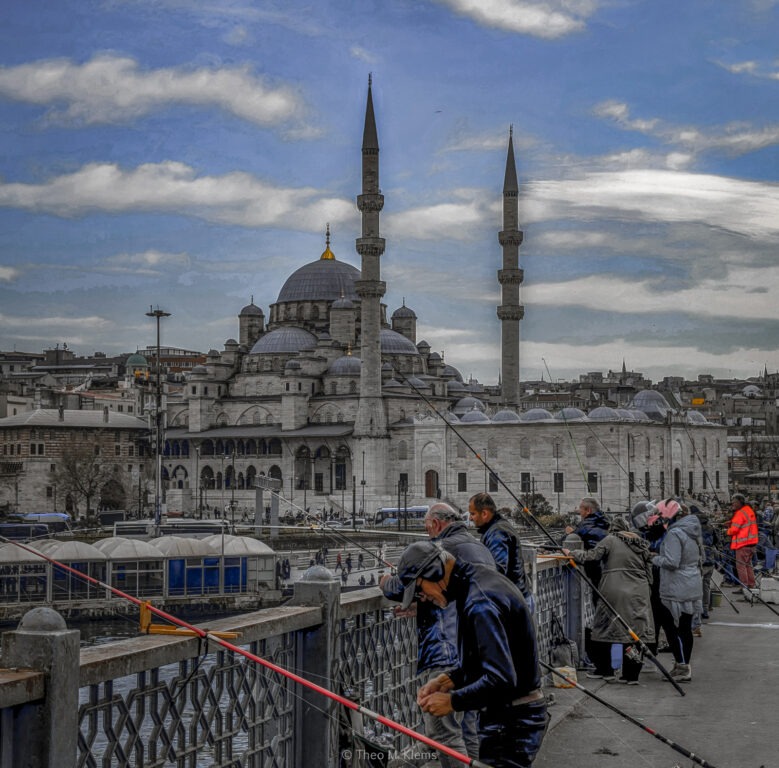 Menschen auf der Galatabrücke vor einer Moschee in Istanbul
