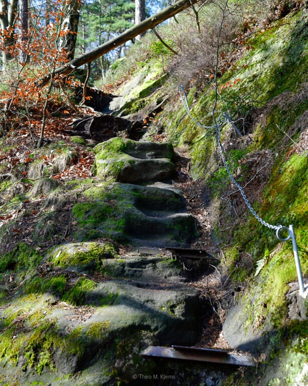 Ketten gesicherter Aufstieg zum Großen Teichstein – steiler Felsenpfad in der Sächsischen Schweiz