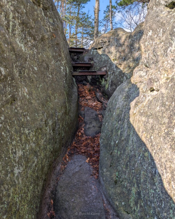 Steinstufen am Aufstieg zum Großen Teichstein – anspruchsvoller Wanderweg in der Sächsischen Schweiz
