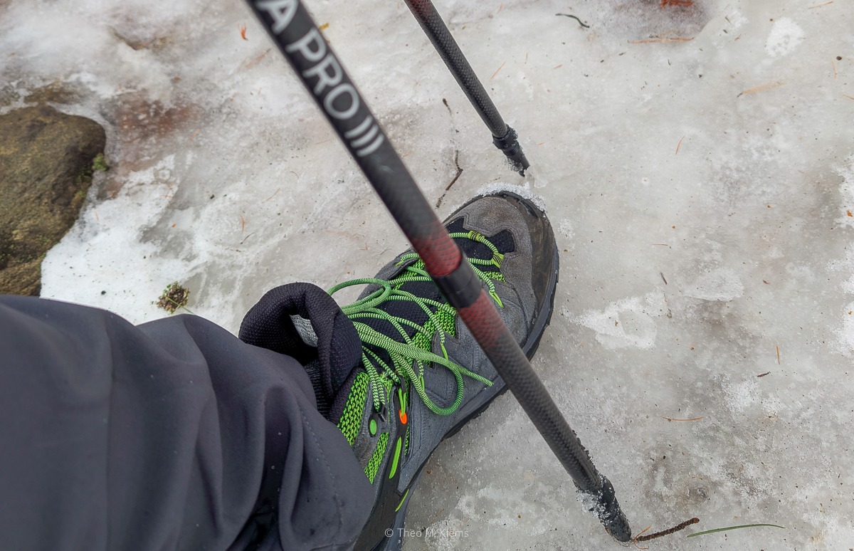 Wanderstiefel und Wanderstöcke auf glattem Untergrund in der Sächsischen Schweiz