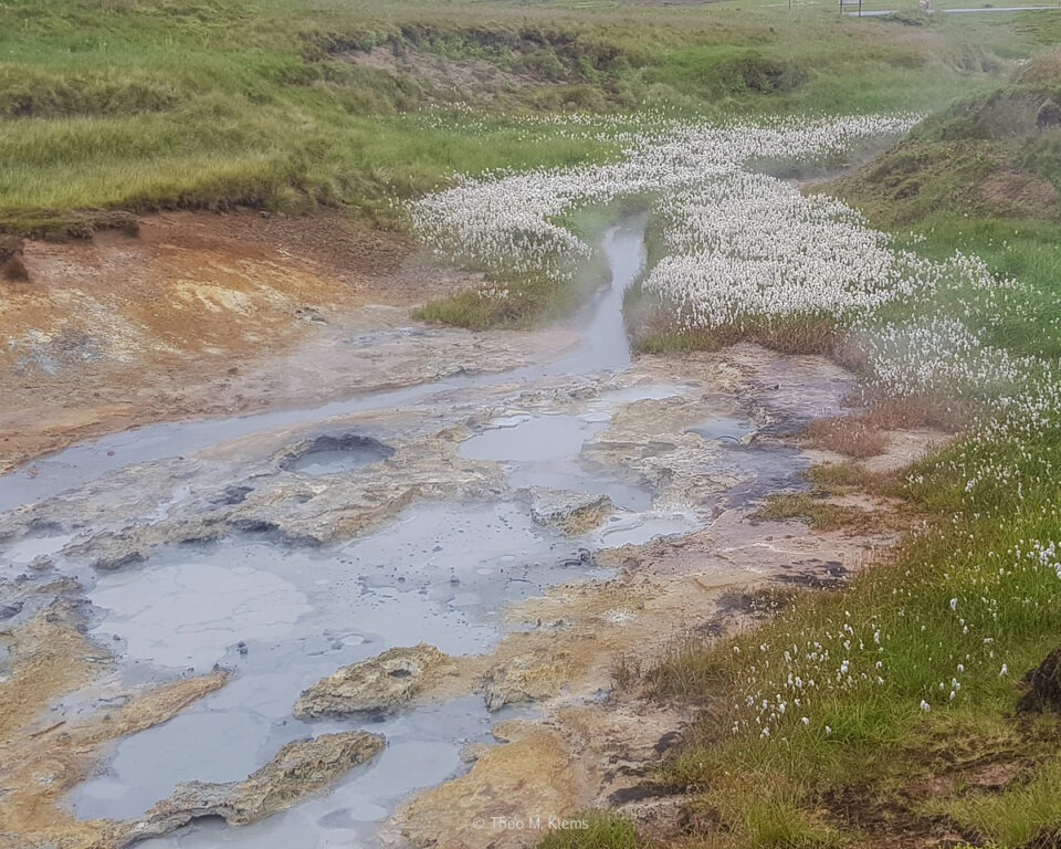 Bachlauf in offener Landschaft im Süden Islands