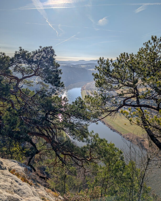 Von den Felsen öffnet sich der Blick weit über das Elbtal.