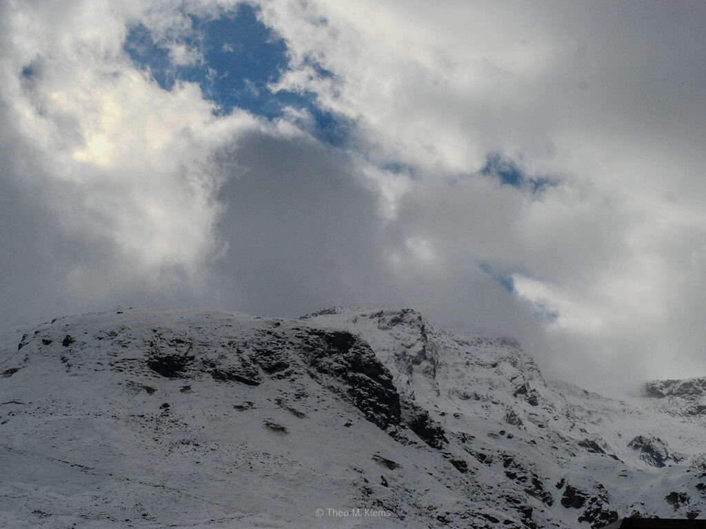 Bergpanorama am Mooserboden mit Schnee und tief hängenden Wolken im Hochgebirge
