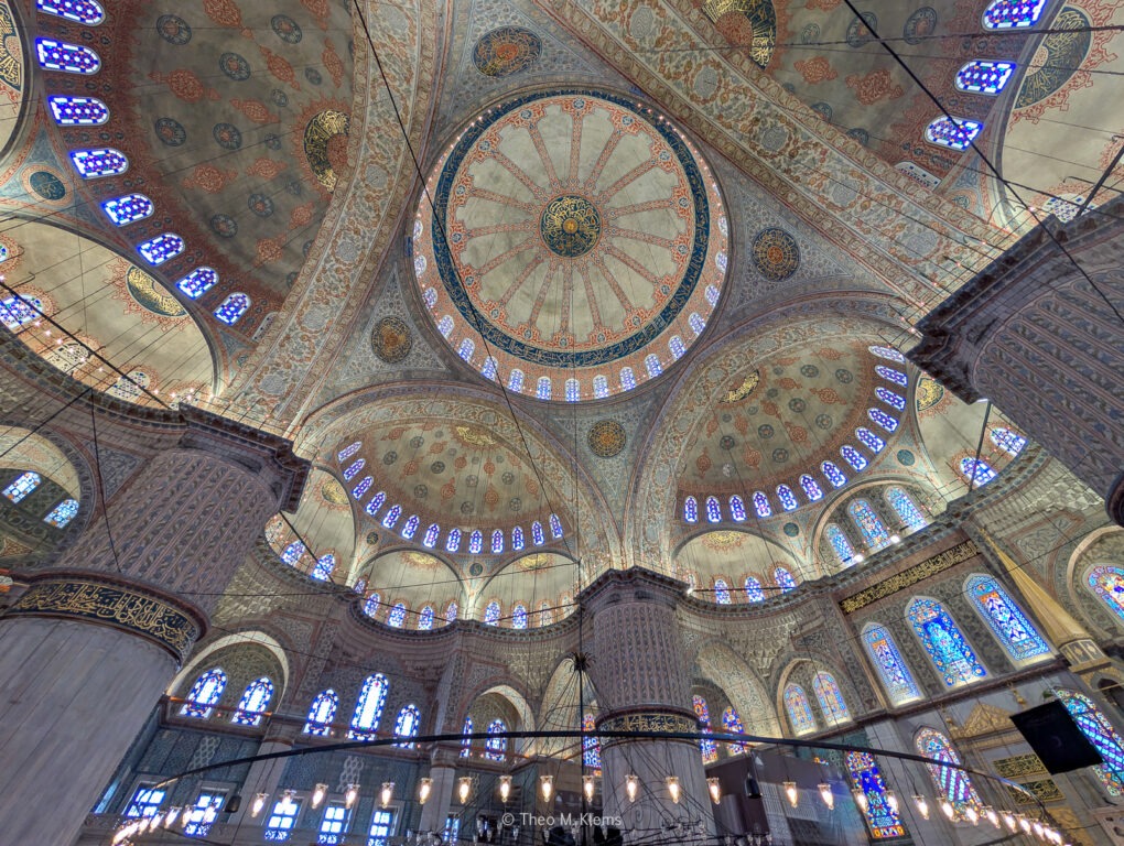 Kuppel und Innenraum einer großen Moschee in Istanbul mit vielen Fenstern und Ornamenten