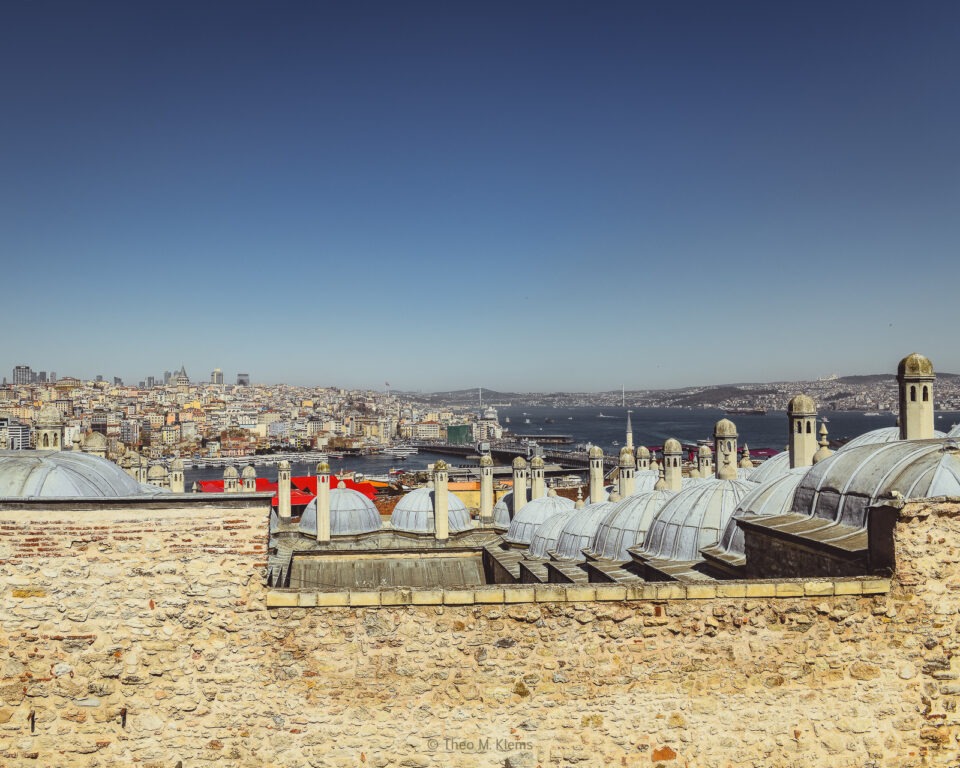 Stadtblick über Istanbul mit Kuppeln, Dächern und weiter Skyline