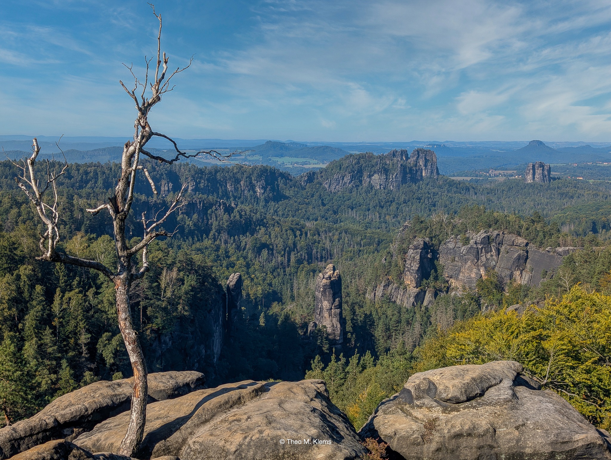 Aussicht vom Carolafelsen in den Schrammsteinen über das Elbtal