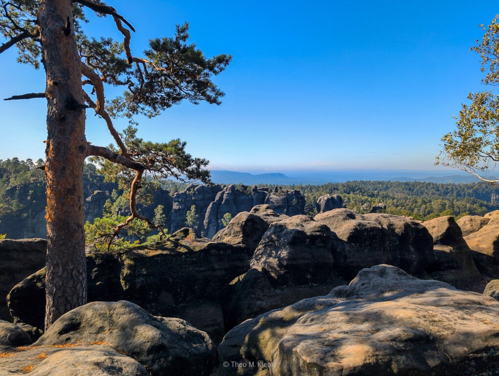 Aussicht vom Carolafelsen über das Elbtal und die Schrammsteine