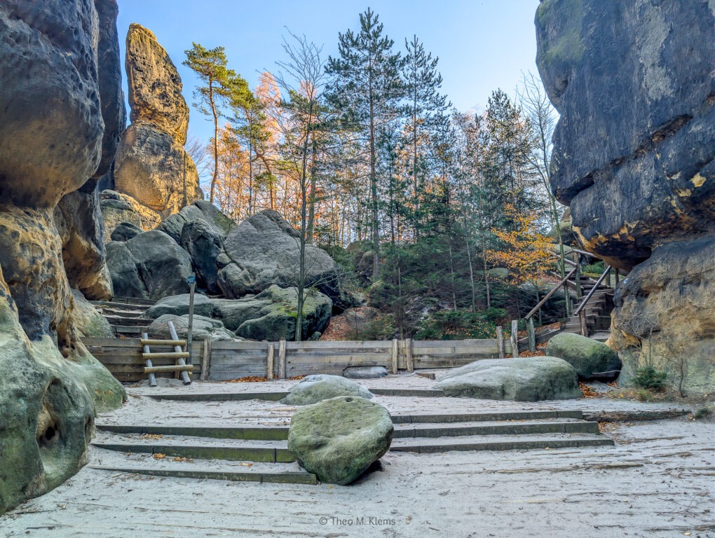 Großes Schrammtor in der Sächsischen Schweiz mit Blick ins Elbtal