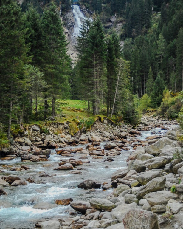 Die wilden Wassermassen der Krimmler Wasserfälle zwischen Felsen