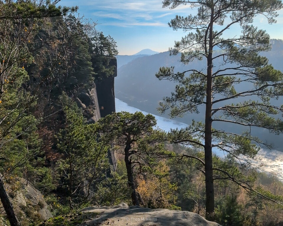 Blick ins Elbtal zwischen Felsen der Sächsischen Schweiz