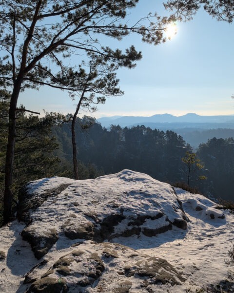 Gamrig im Winter mit verschneiter Felsplatte und Blick ins Elbtal der Sächsischen Schweiz