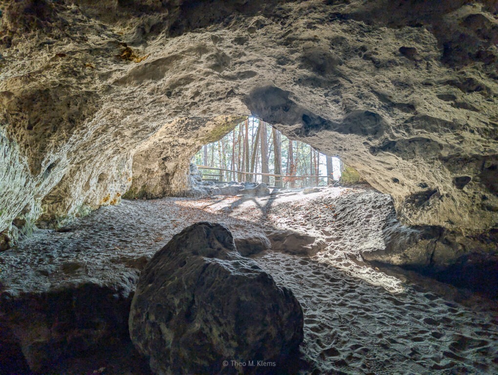 Der Weg führt zunächst durch enge Felspassagen. Solche Durchgänge sind typisch für den Sandstein.