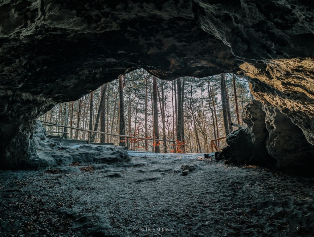 Gamrighöhle im Sandstein mit Blick nach oben durch die Felsöffnung