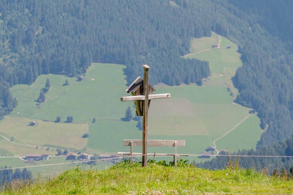 Aussichtspunkt in Tirol mit Blick über Berglandschaft