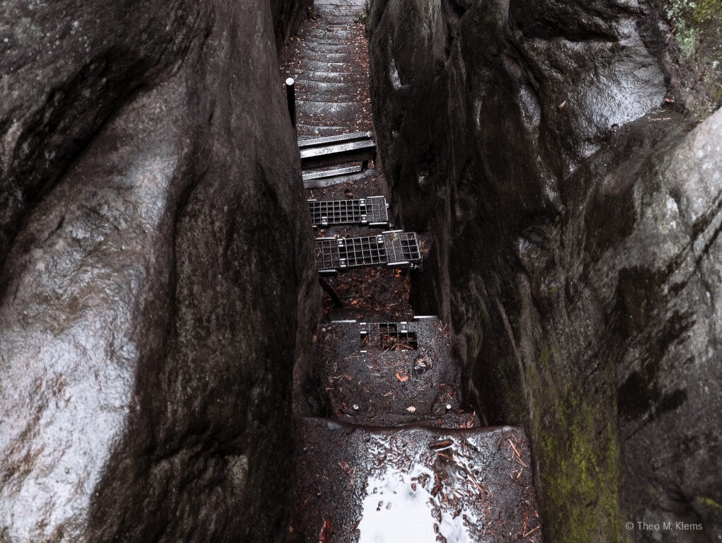 Nasser Wanderweg im Sandstein – rutschiger Untergrund beim Wandern