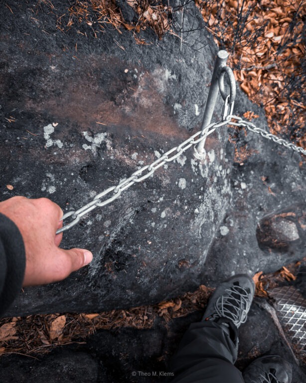 Mit Ketten gesicherte Felsstelle am Aufstieg zum Großen Teichstein