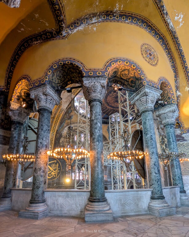 Säulen und Innenraum einer historischen Moschee in Istanbul mit aufwendiger Architektur