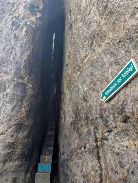 Himmelsleiter am Kuhstall mit Eisenstufen im Sandstein
