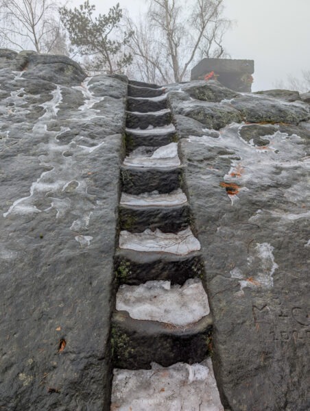 Vereiste Felsstufen kurz unterhalb des Gipfels der Hohen Liebe