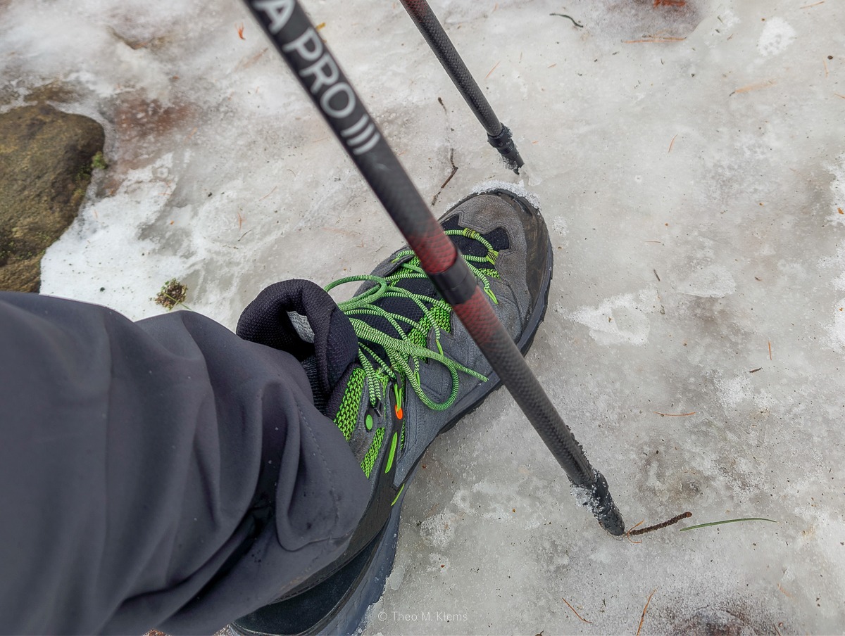 Blankes Eis auf dem Wanderweg bei winterlichen Bedingungen