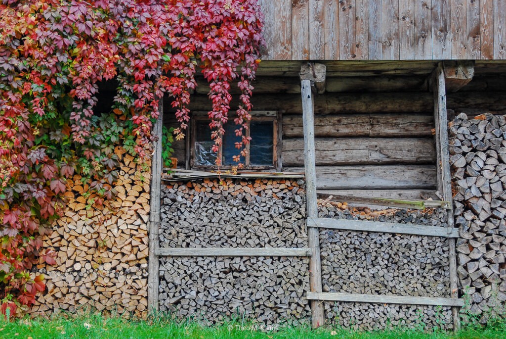 holzstapel herbst kaprun