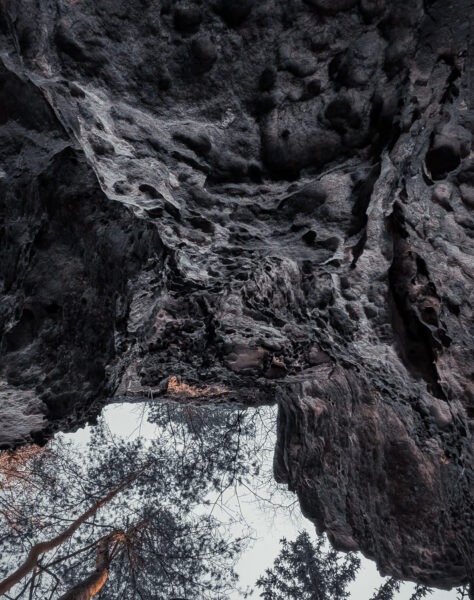 Honigsteine in der Sächsischen Schweiz im Winter mit schneebedeckten Felswänden