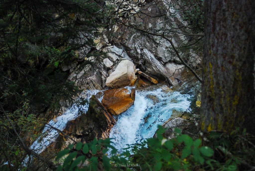Wasser stürzt steil in die Tiefe an den Krimmler Wasserfällen