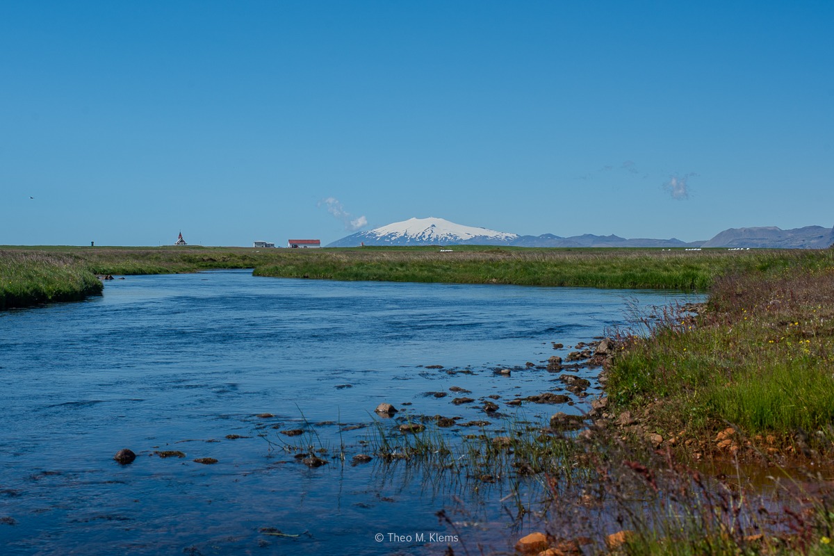 Weite Landschaft im Süden Islands mit Fluss und offener Ebene