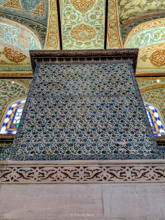 Säule mit arabischer Kalligrafie im Innenraum einer Moschee in Istanbul