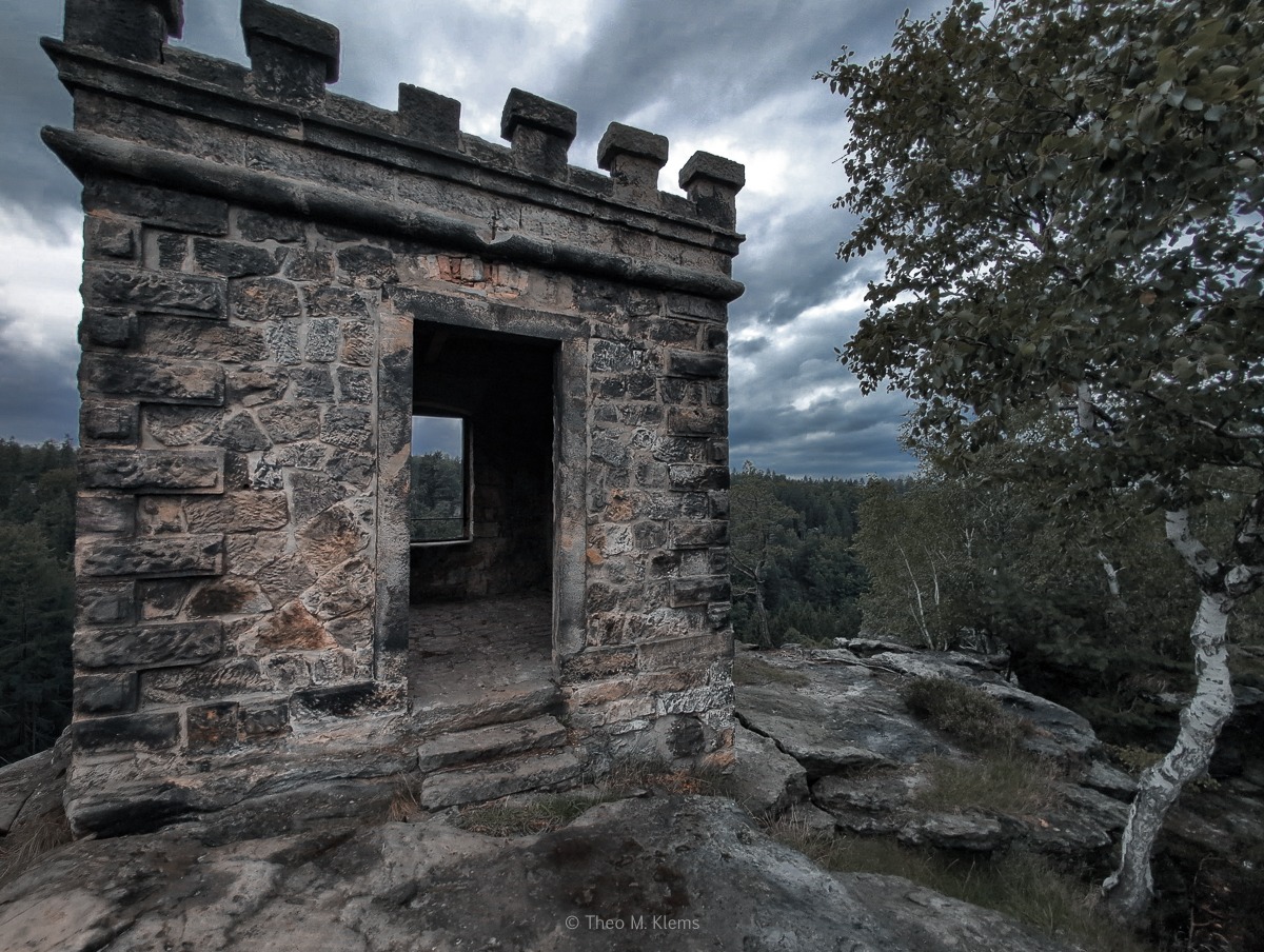Kaiser-Wilhelm-Feste auf Felsen im Bielatal mit Blick über die Wälder