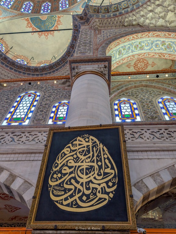 Säule mit arabischer Kalligrafie im Innenraum einer Moschee in Istanbul