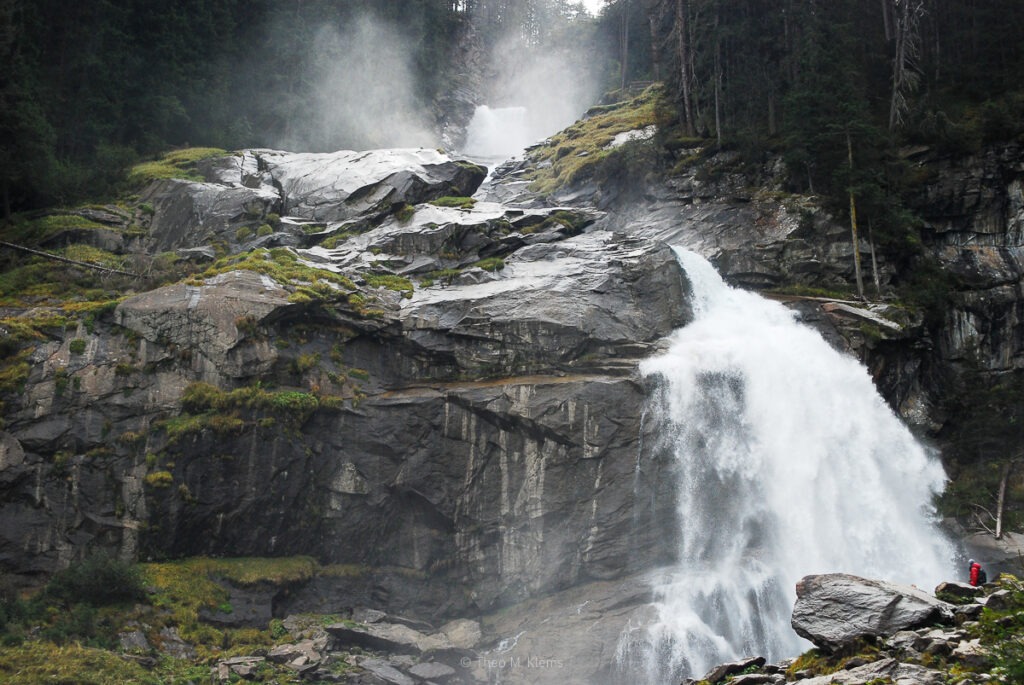 Gesamtansicht der Krimmler Wasserfälle in den Hohen Tauern