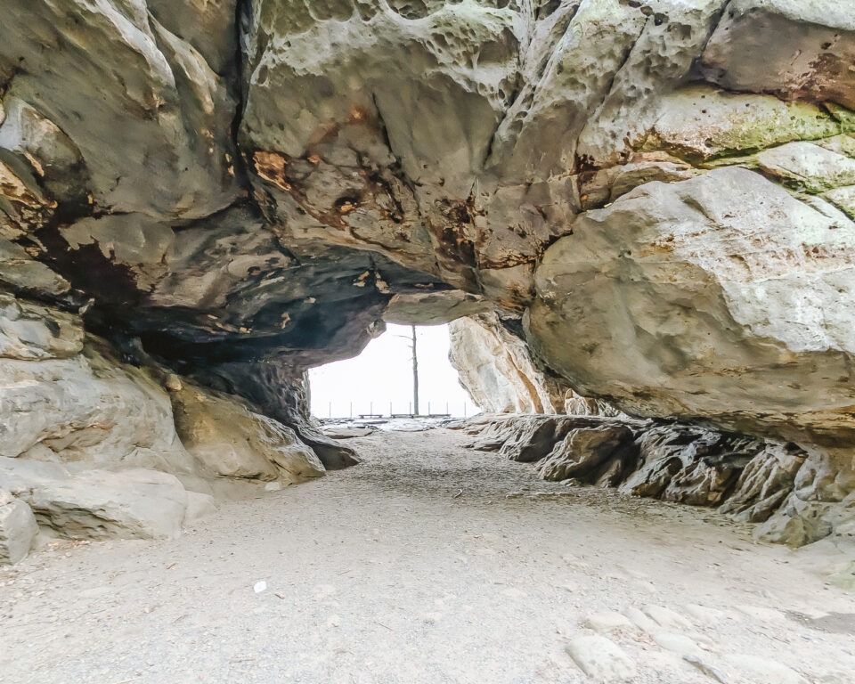 Blick durch das Felsentor am Kuhstall im Elbsandsteingebirge