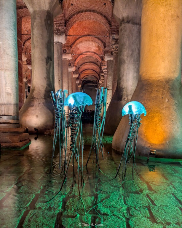 Arkaden und Säulenreihe im Innenraum einer historischen Moschee in Istanbul