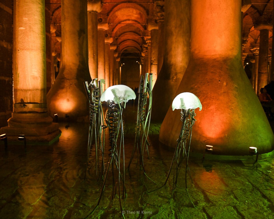 Lichtobjekte im Wasser der Yerebatan-Zisterne zwischen historischen Säulen in Istanbul