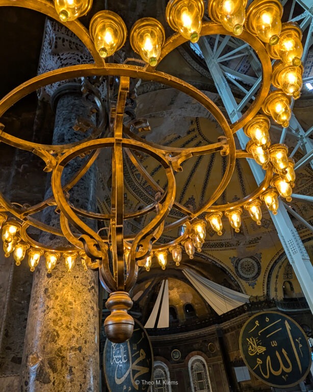 Detail eines goldenen Kronleuchters im Inneren einer Moschee in Istanbul