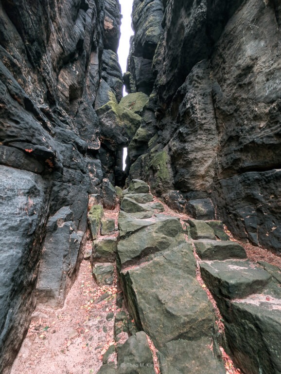 Enge Felsspalte mit großen Sandsteinblöcken auf dem Aufstieg zum Lilienstein in der Sächsischen Schweiz
