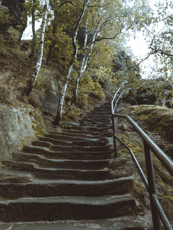Steinstufen im Sandstein auf dem Wanderweg zum Lilienstein