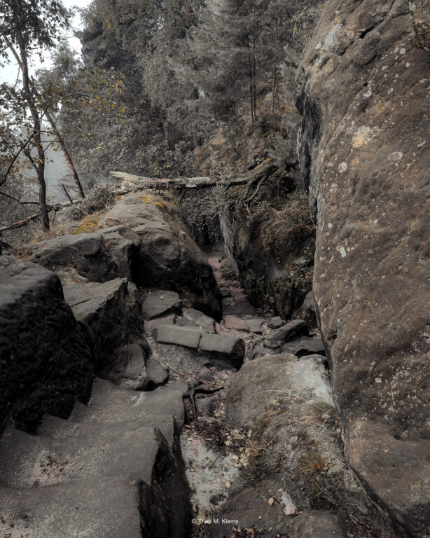 Abstieg am Lilienstein über unregelmäßigen Sandstein