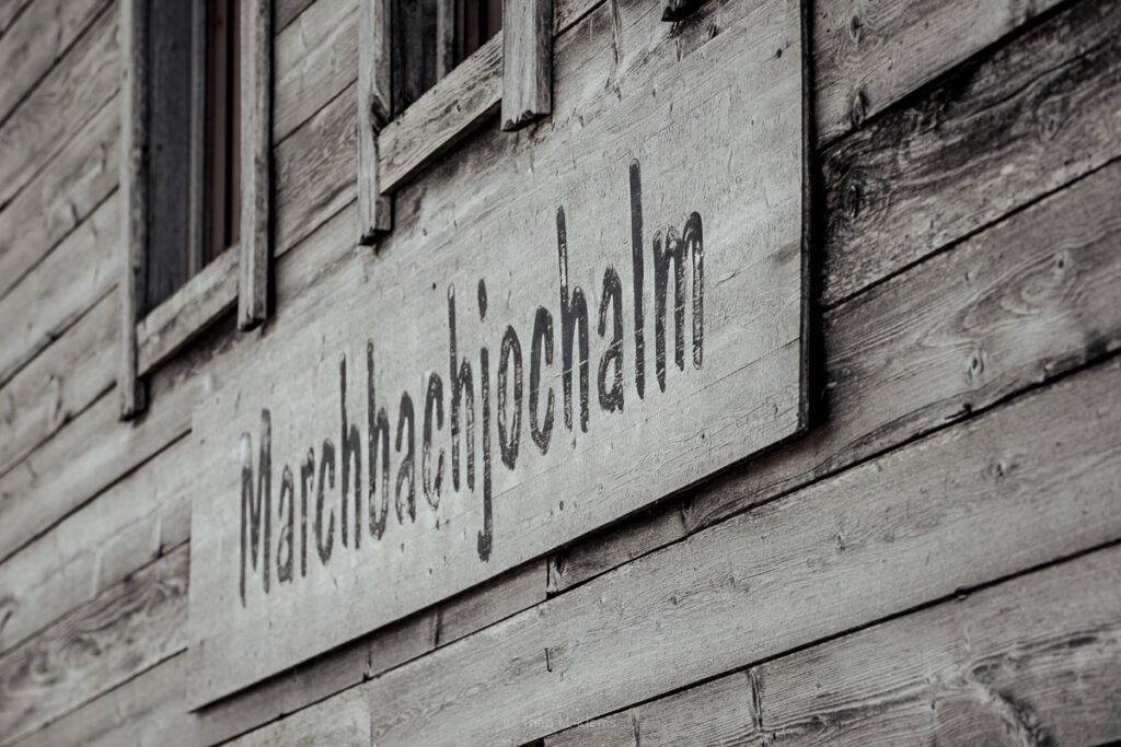 Almgebäude in Tirol in offener Berglandschaft