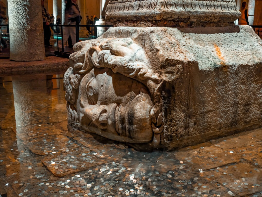 Medusen-Kopf als Säulenbasis in der Yerebatan-Zisterne in Istanbul